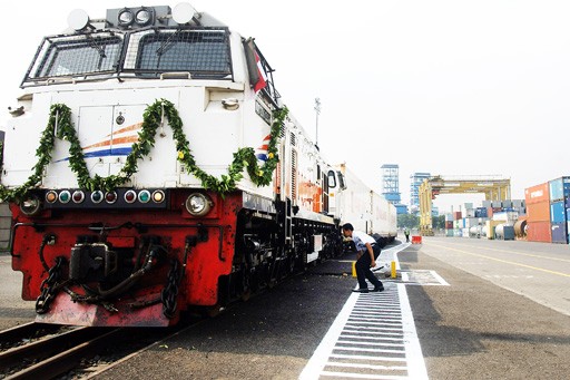 Video of train stopped at crossing while engineer buys snacks goes viral