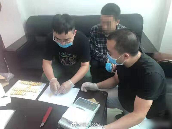 吞58颗毒品4天沒进食 17岁青年飞机一落地就被拉