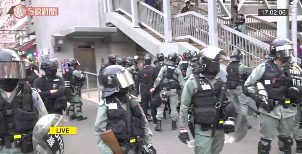【修例风波】屯门公路示威者快闪堵路 警方制服最少1人