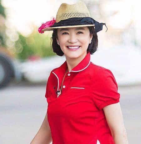 65岁林青霞近照曝光，街边被偶遇遭围观，与粉丝大方拍照超接地气