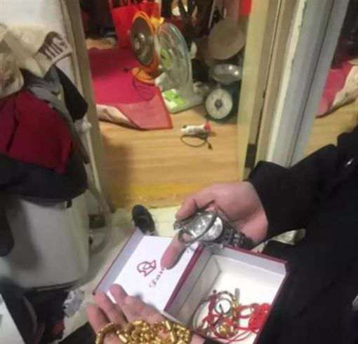 装塑胶袋的金饰被当垃圾丢掉 妇惊觉报警奇迹寻回