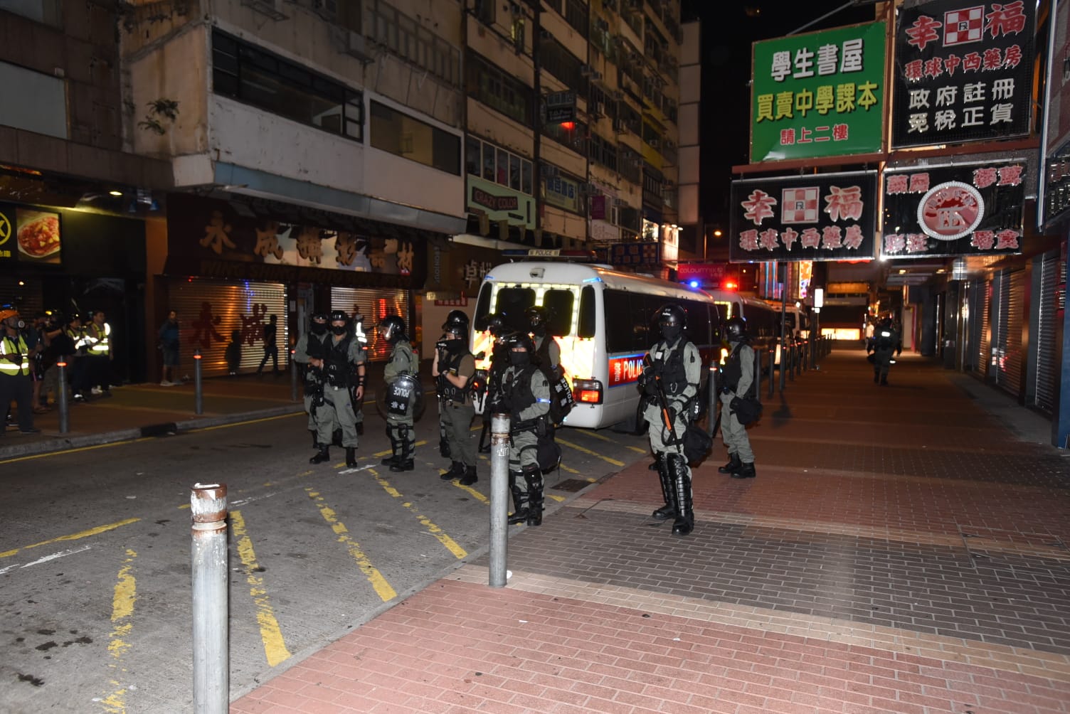 【修例风波】警员旺角黑旗警告驱散 示威者杂物堵路