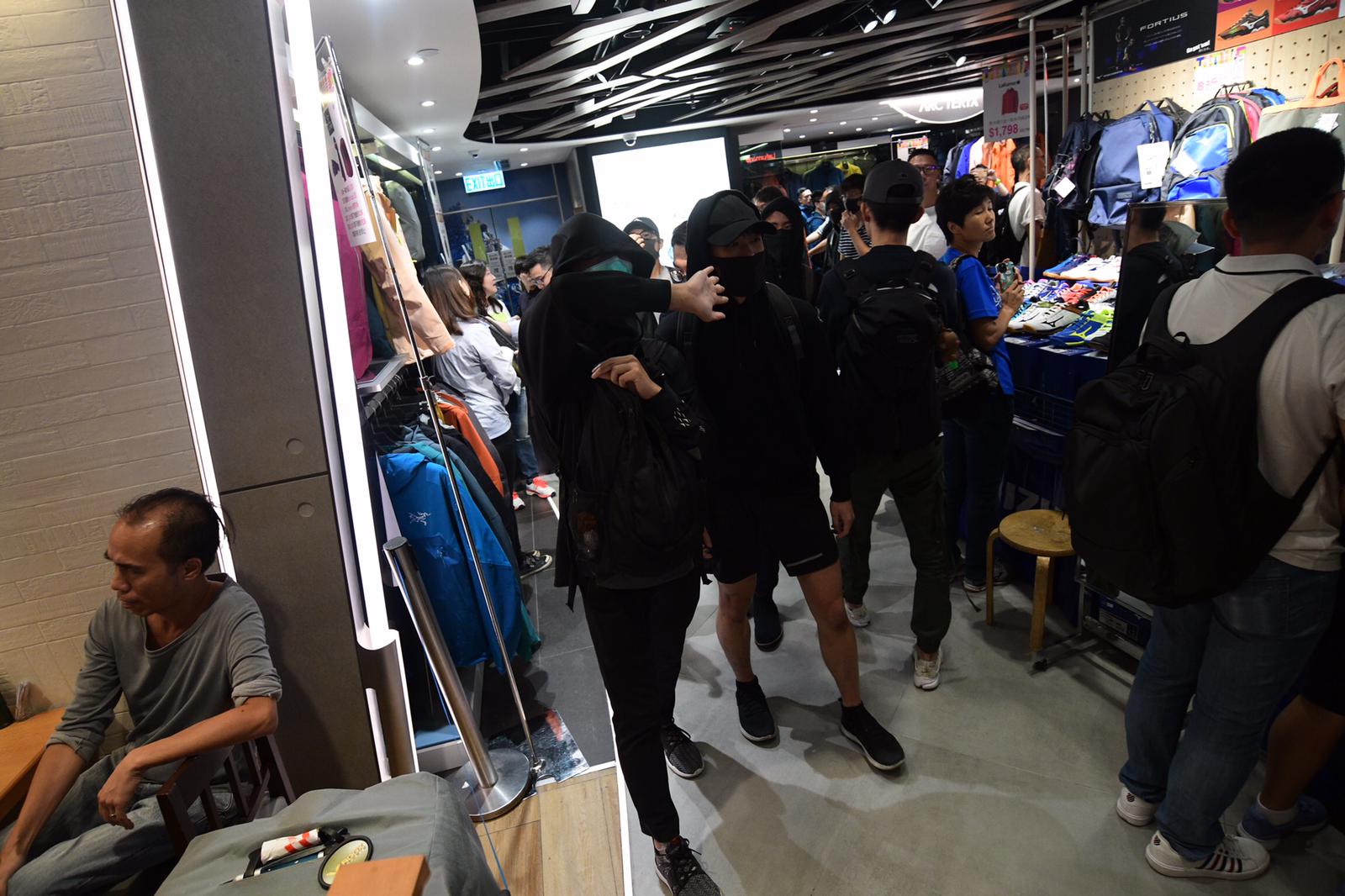 铜锣湾崇光百货关闭 示威者多层抗议爆争执