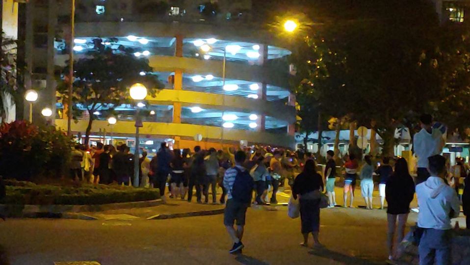 【修例风波】屯门人群聚集 防暴警察被指骂后离开
