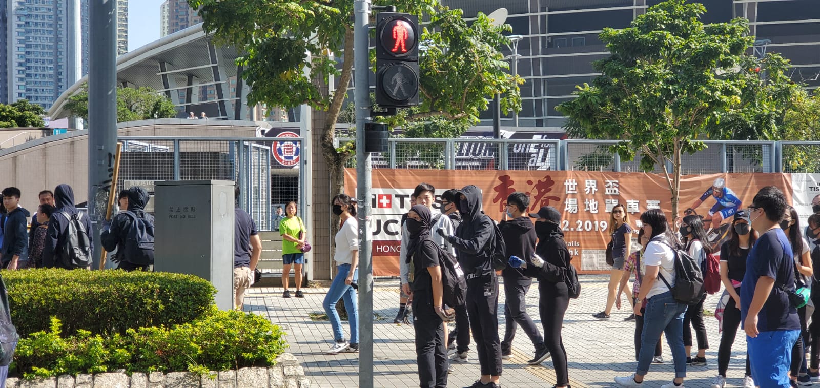 【大三罢】袭将军澳站多处堵路 市民移走路障时发生争执