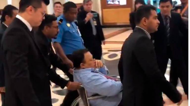 Deputy minister collapses in Dewan (Updated)