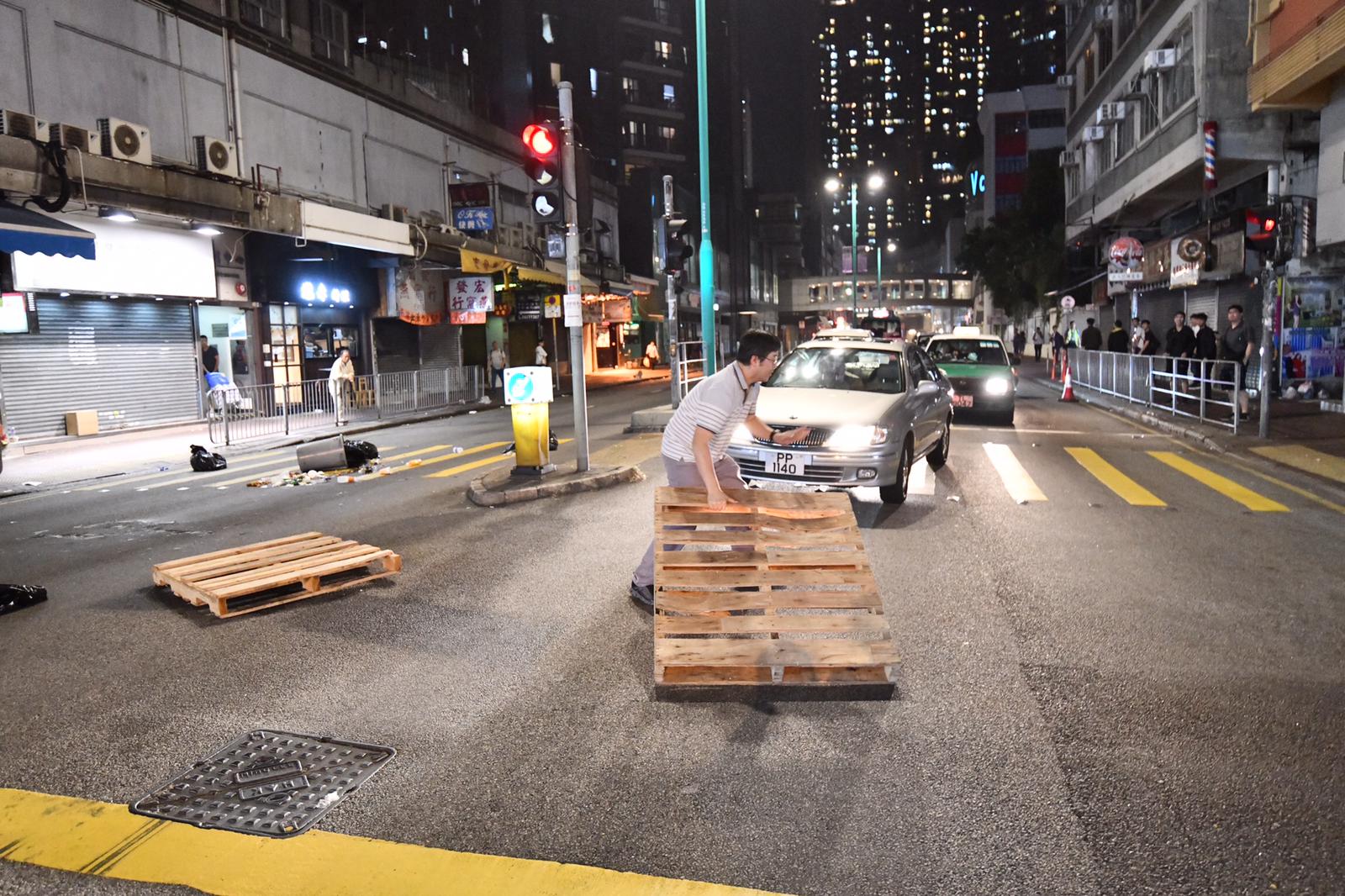 【修例风波】示威者屯门堵路烧杂物