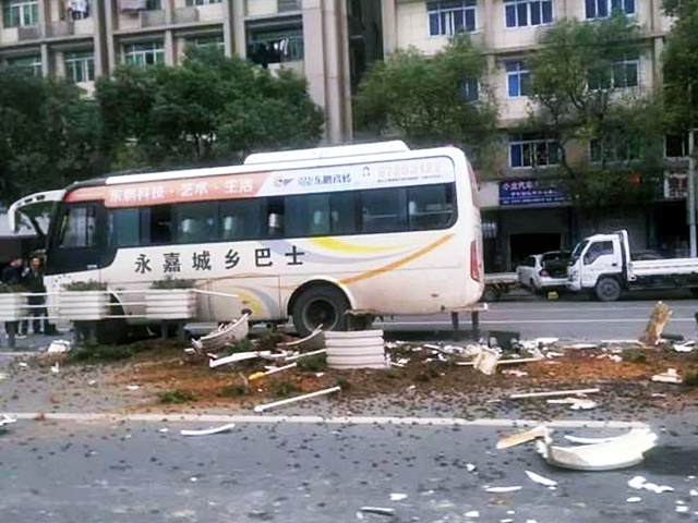 未到站要求落车　男子拉扯司机致巴士撞栏