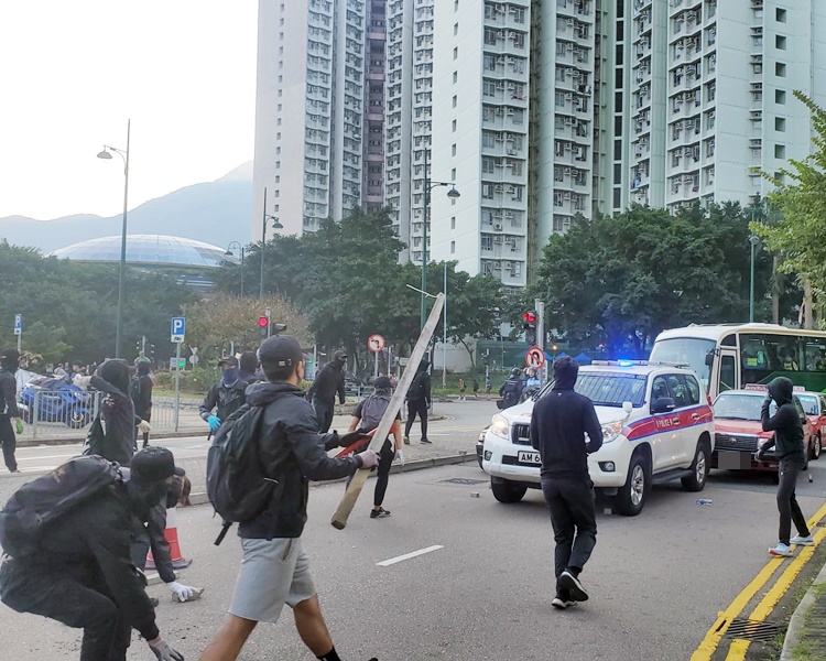 【大三罢】警车东涌站外遭黑衣人袭击（有片）