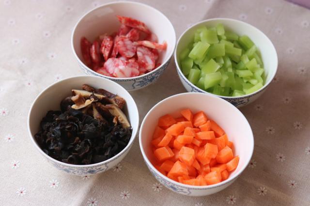 早上给孩子吃一碗，电饭煲一焖就好，简单又营养，孩子吃了身体好