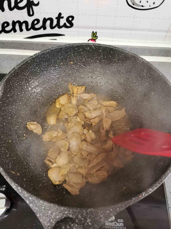 做它时，有人焯水，有人过油，最好这样做，口感焦香酥脆不油腻