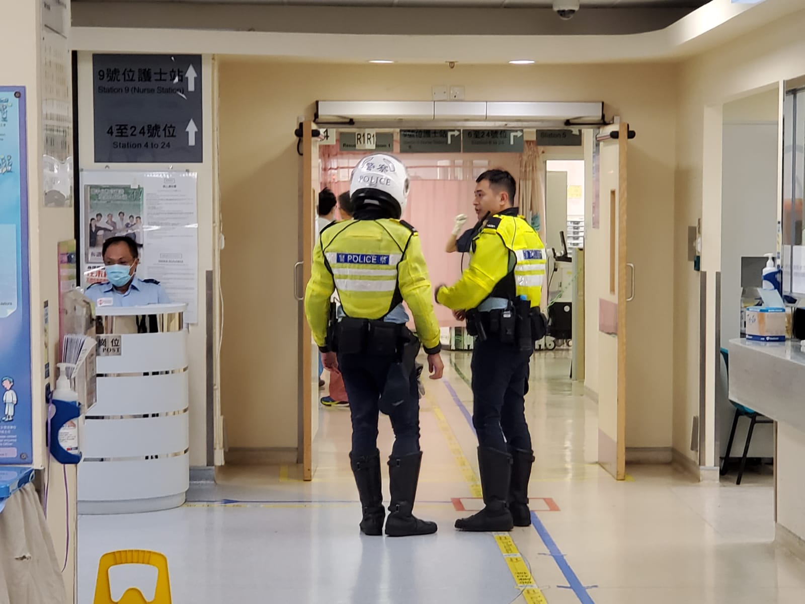 【大三罢】警员西湾河站外连开3枪 2青年受伤送院（有片）