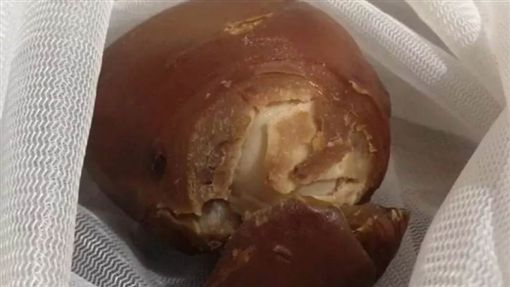 母鸡不生蛋宰来吃 剖开惊见“鸡宝”