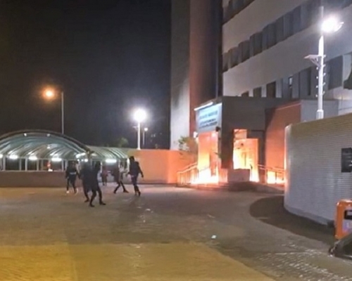 【大三罢】东涌警署门口外遭黑衣人纵火（有片）