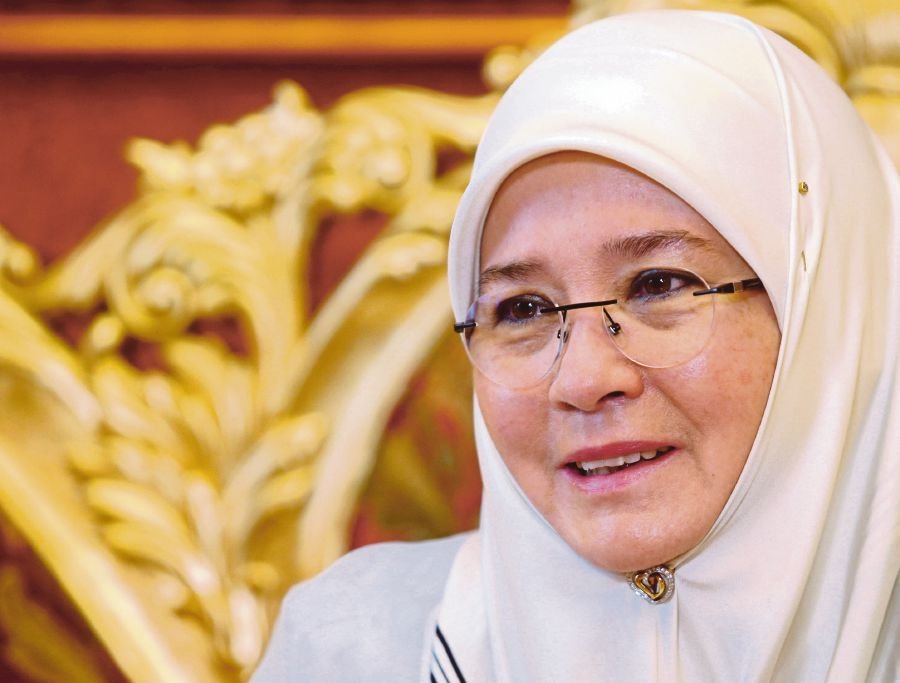 Tunku Azizah is Craft Icon of the Year