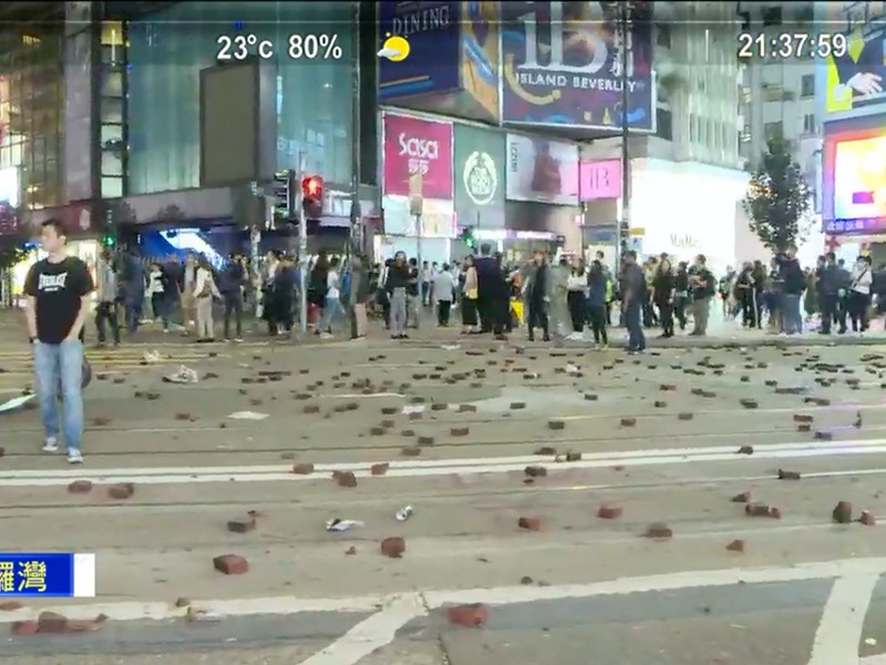【大三罢】示威者铜锣湾掘砖堵路 防暴警追赶截查多人