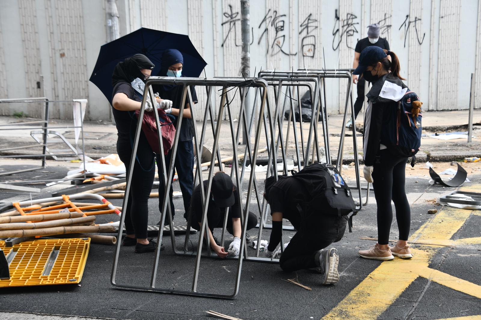 【大三罢】示威者浸大一带堵路 防暴警一度到场与黑衣人对峙