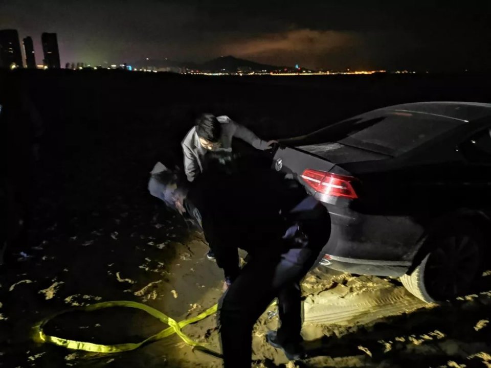 烟台：小车陷沙滩动弹不得，自己俩小时都拖不出，警方只需6分钟！