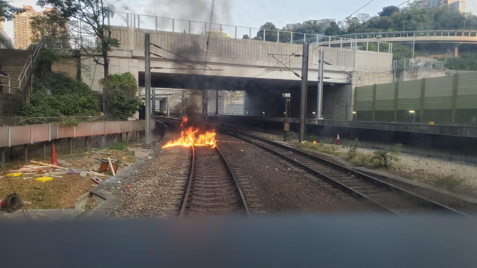 【大三罢】西铁綫行走红磡至兆康站 红磡站路轨遭投燃烧物列车一度受阻