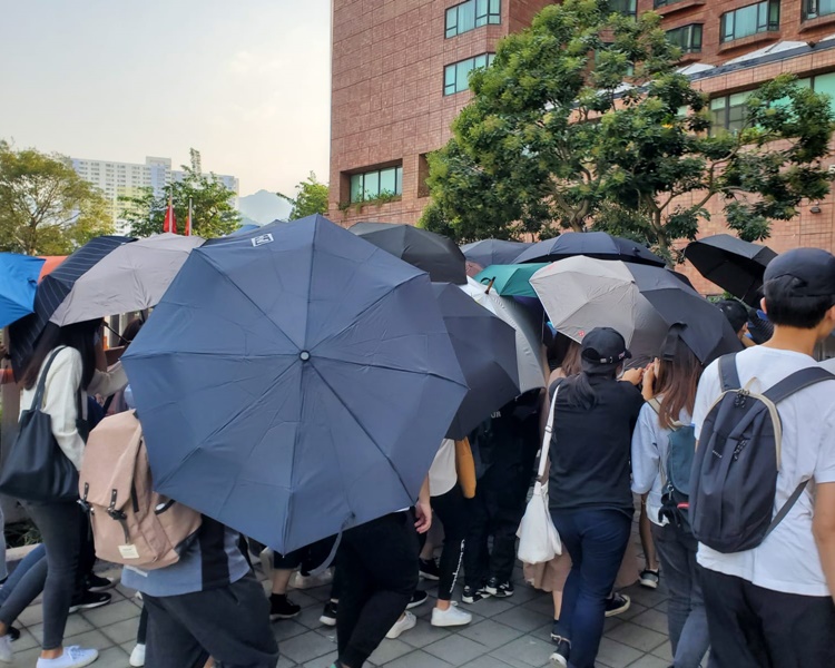 【荃湾冲突】中枪学生等7人涉暴动纵火等5罪准保释 1被告自辩官吁申法援