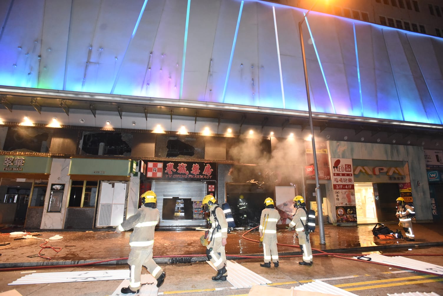 【大三罢】夜烧砵兰街莎莎 示威者撬板潜工行捣乱