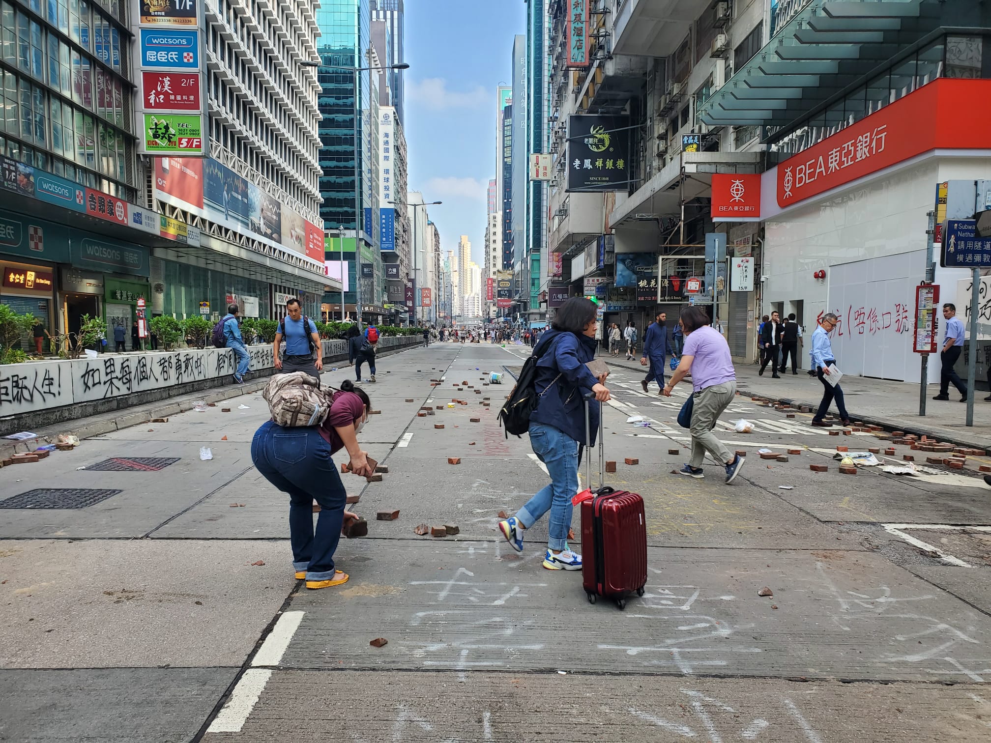 【大三罢】市民清路障被掟砖 警吁避免在危险地方自行清理