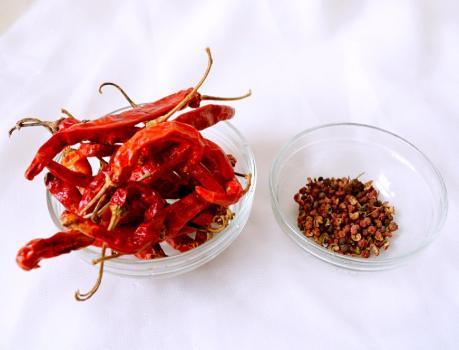 炒豆腐皮，直接下锅炒是不对的，牢记1个妙招，豆腐皮咸香还入味