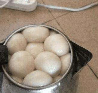 被大学逼出来的“坚强”，饮水机吃火锅很常见，啤酒瓶上烤肉才牛