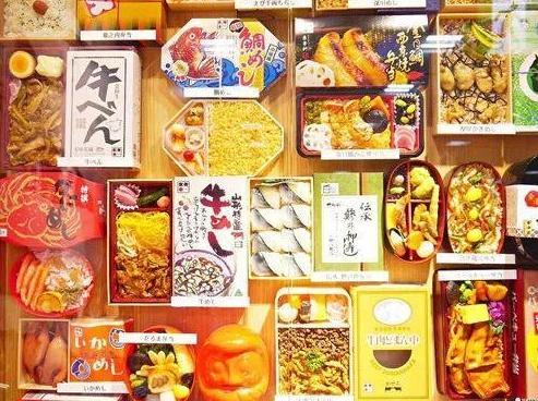 看了中国的火车盒饭，再看日本的，网友：没有对比就没有“伤害”