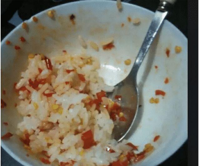 学生没钱是如何吃饭？辣椒酱拌饭不算啥，看了图4父母眼泪直流！