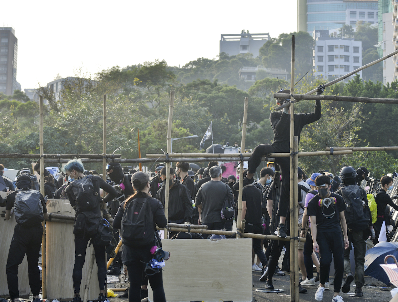 环时：大学黑衣人「武装割据」 愈来愈像「伊斯兰国」狂热战士