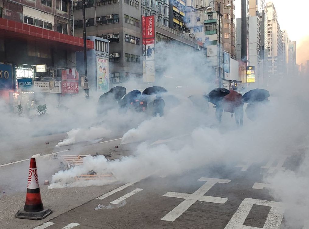 【修例风波】防暴警弥敦道射催泪弹 示威者掷汽油弹还击
