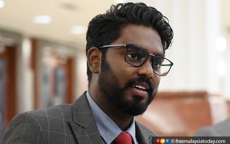 Cops seek witnesses after Prabakaran’s MPV pelted with eggs