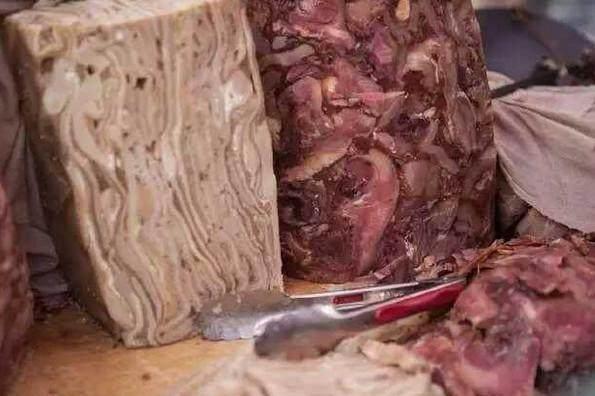 大爷集市上摆出一车肉 开始只是有人围观 但切开后很快被抢光