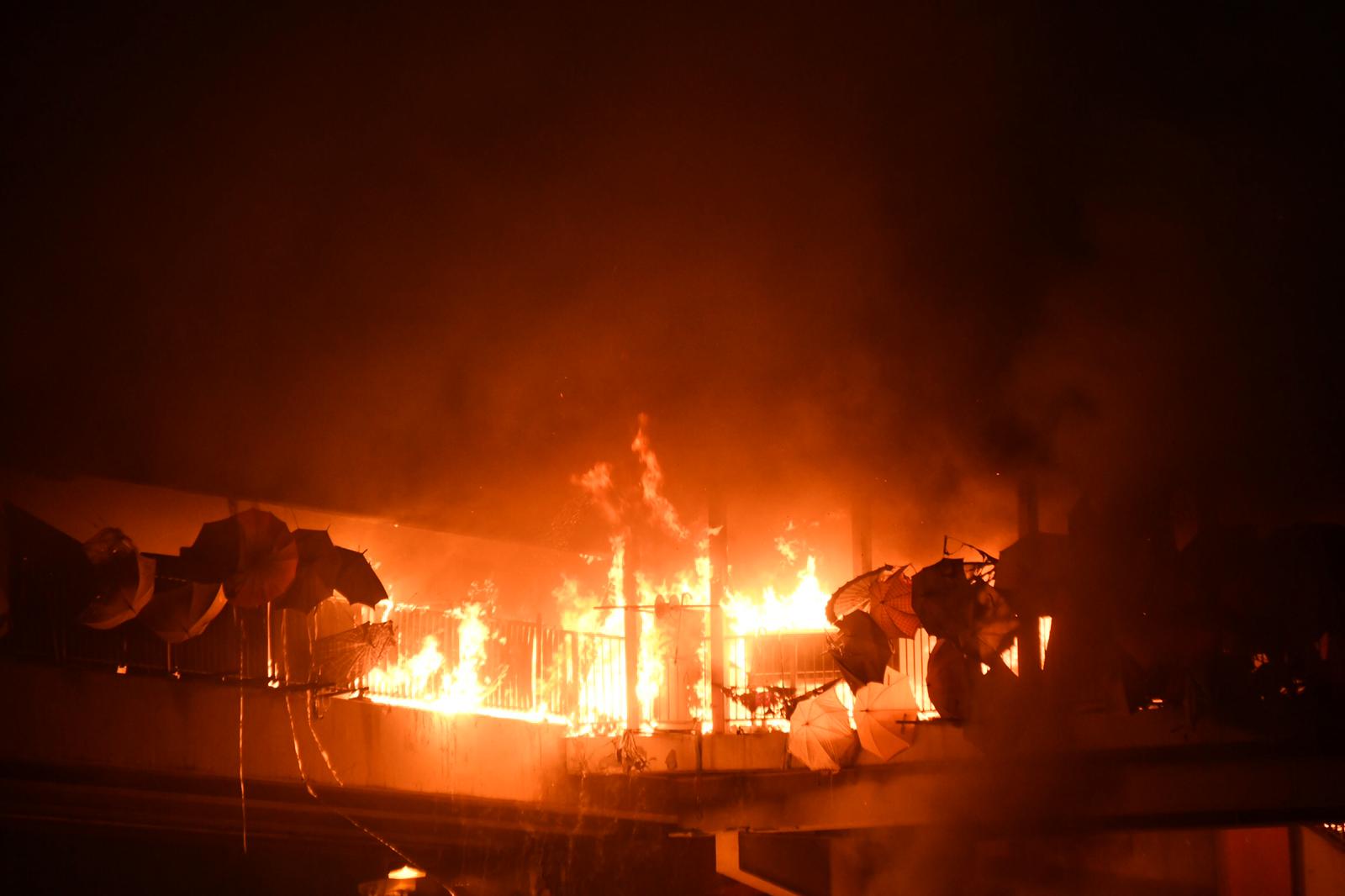 【修例风波】红隧口天桥被纵火 传出多下爆炸声