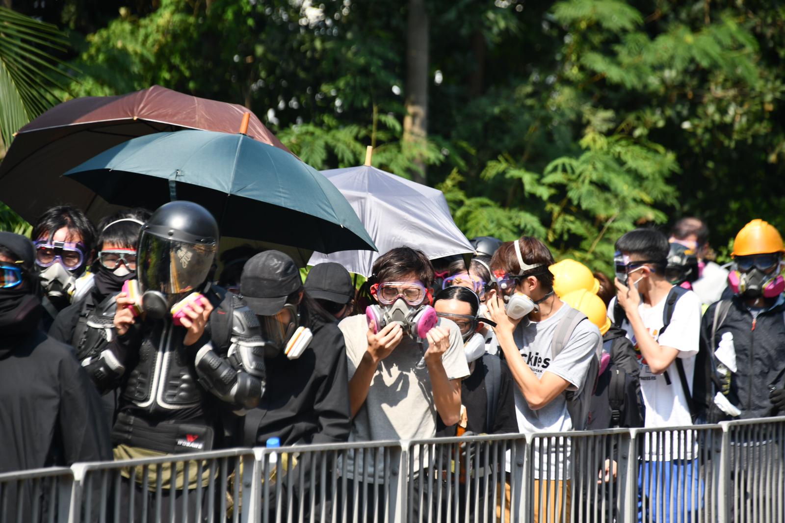 【修例风波】中午过后黑衣人第2度走出理大 警再发催泪弹
