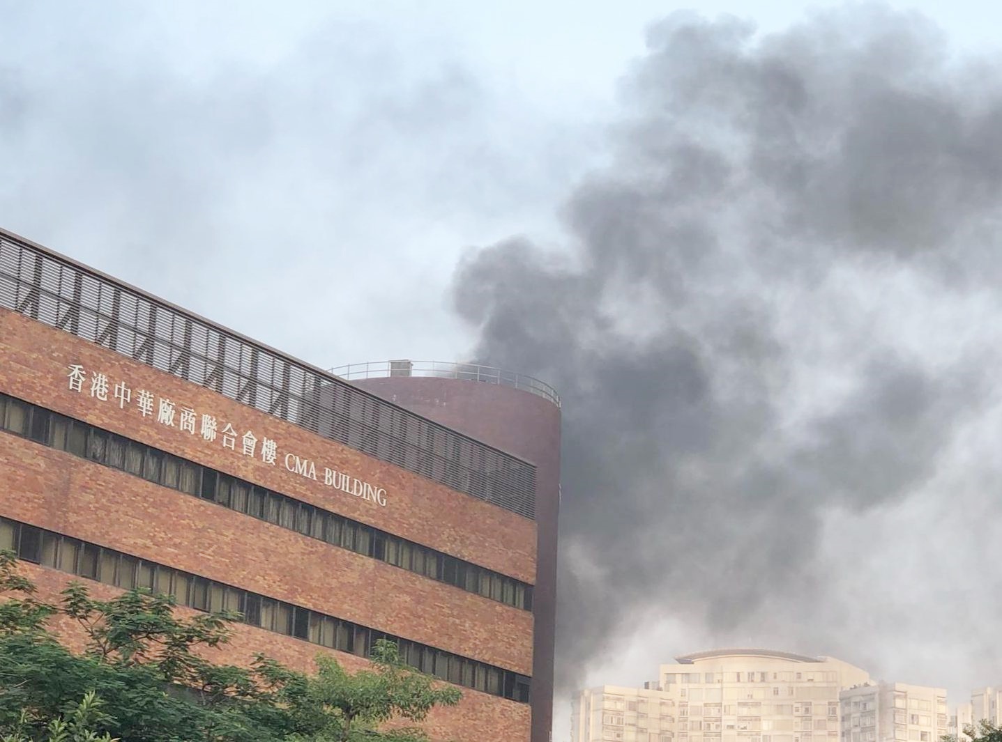 【修例风波】理大香港中华厂商联合会楼起火 传出多下爆炸声