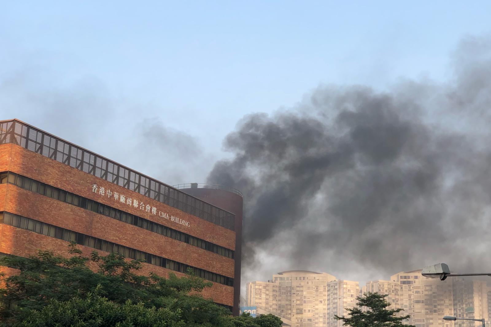 否认理大Y座出口射催泪弹 警方:暴徒纵火阻人离开
