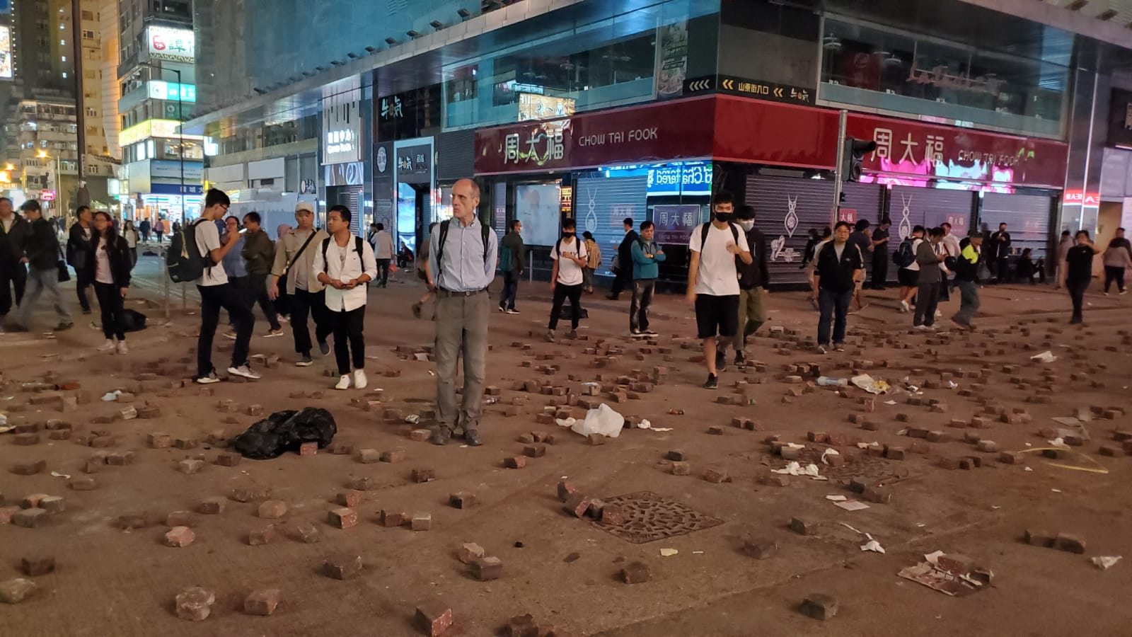 示威者弥敦道堵路纵火警察驱赶 油尖旺多处交通受阻