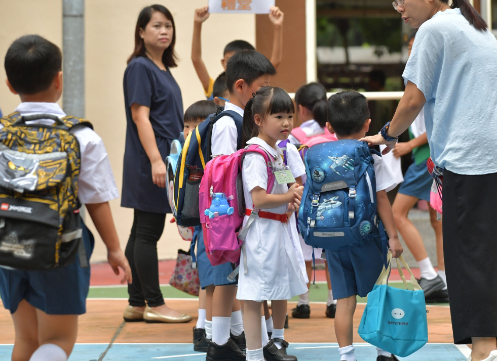 教育局:全港中小学及部份特殊学校明日復课