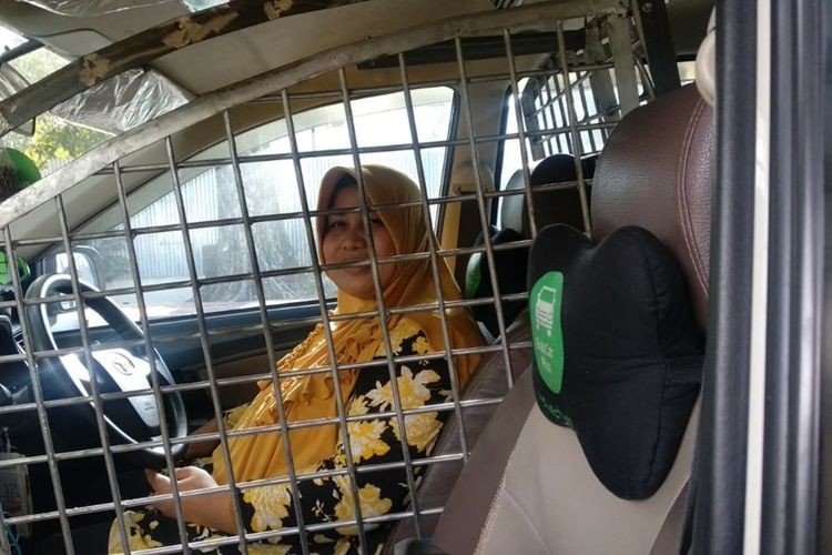 Female taxi driver installs security cage around driver's seat to protect against 'begal'