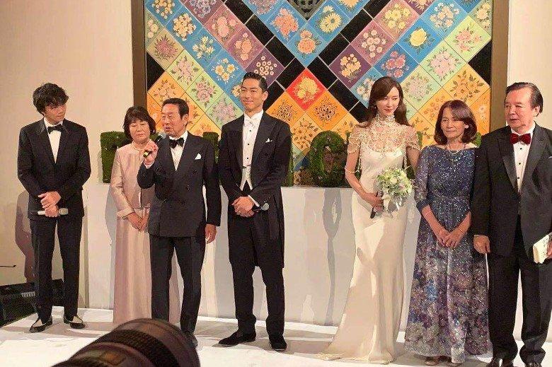 超放得开！小S出席林志玲婚礼 与志玲老公亲昵合影