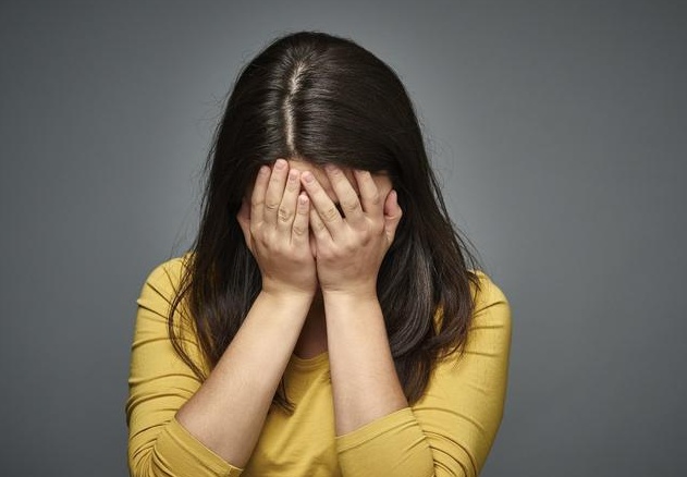 女子被骗财骗色，家人愤怒报警，5年后收到一快递，才知对方好