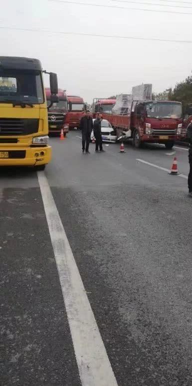 如皋204国道与中山西路交叉口突发车祸，多车受损