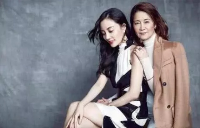 李小璐妈妈63岁了，是个亿万富婆，年轻时比女儿更爱“玩”