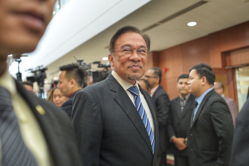 Pakatan to move no-confidence vote against Dr M? Anwar says a bluff, leaders solidly behind PM