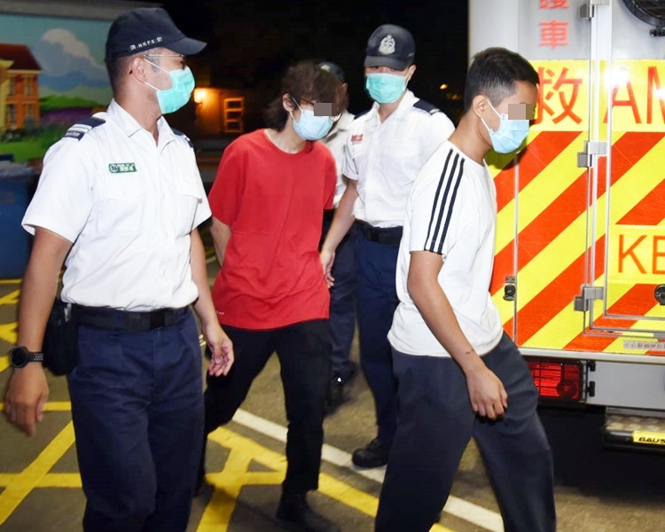 【修例风波】13男女凌晨离开理大校园 救护员陪同送院