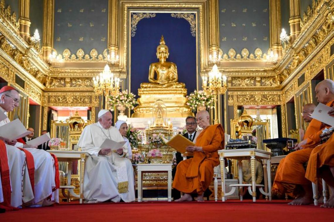 Pope Francis meets Thai Buddhist patriarch on visit promoting religious peace