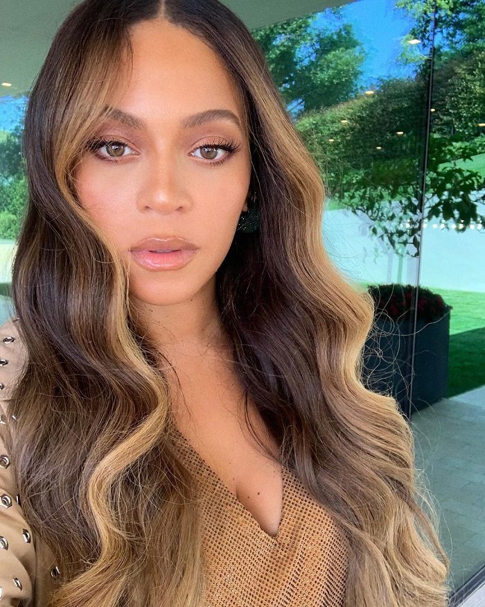 Everything You Need To Know About The Money Piece Hair Trend