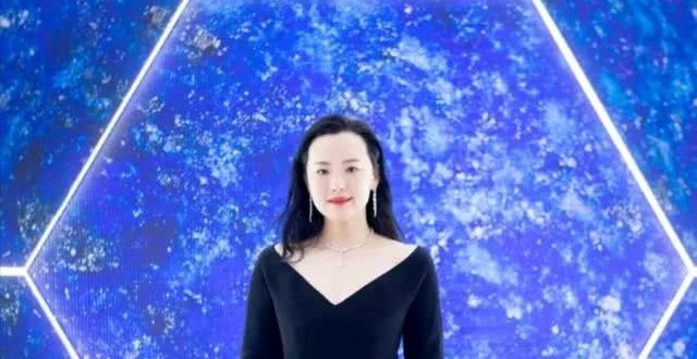 47岁陶虹和49岁咏梅同框，一个打扮精致似贵妇，一个素颜像大妈